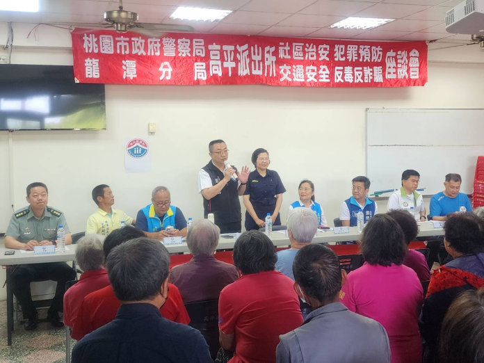 龍潭警前進社區,向民眾宣導防詐知識