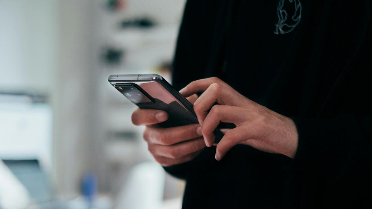 誤信「AI晶片投資」詐騙！他封鎖後又心軟加回好友，慘遭騙走100萬元